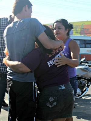 Familiares da vítima choram a perda de um parente (Foto: Tiago Melo/G1 AM)