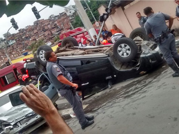 Picape capotou após colisão com veículo na Zona Sul de São Paulo (Foto: Thiago Theodoro Torres/VC no G1)