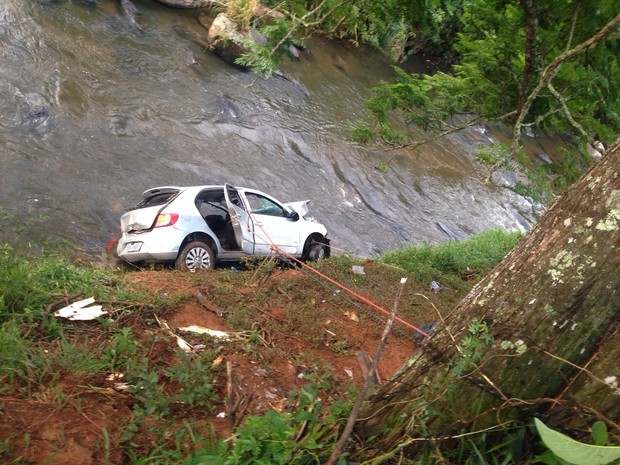 Carro caiu no Rio do Peixe, que fica às margens da rodovia, perto do bairro do Roncador.  (Foto: Natália Teodoro / TV Vanguarda)