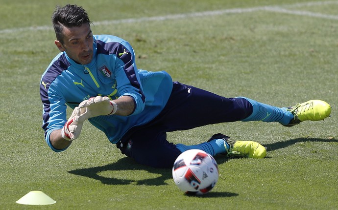Buffon no treino da Itália (Foto: AP Photo/Antonio Calanni)