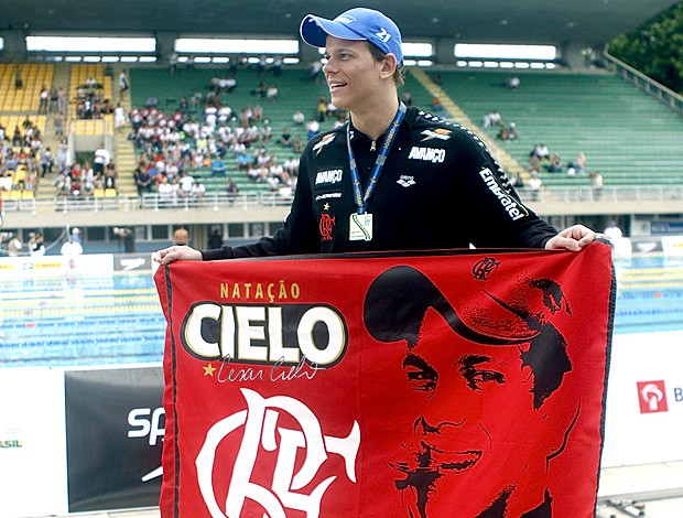 natação Cesar Cielo toalha Flamengo (Foto: Divulgação)