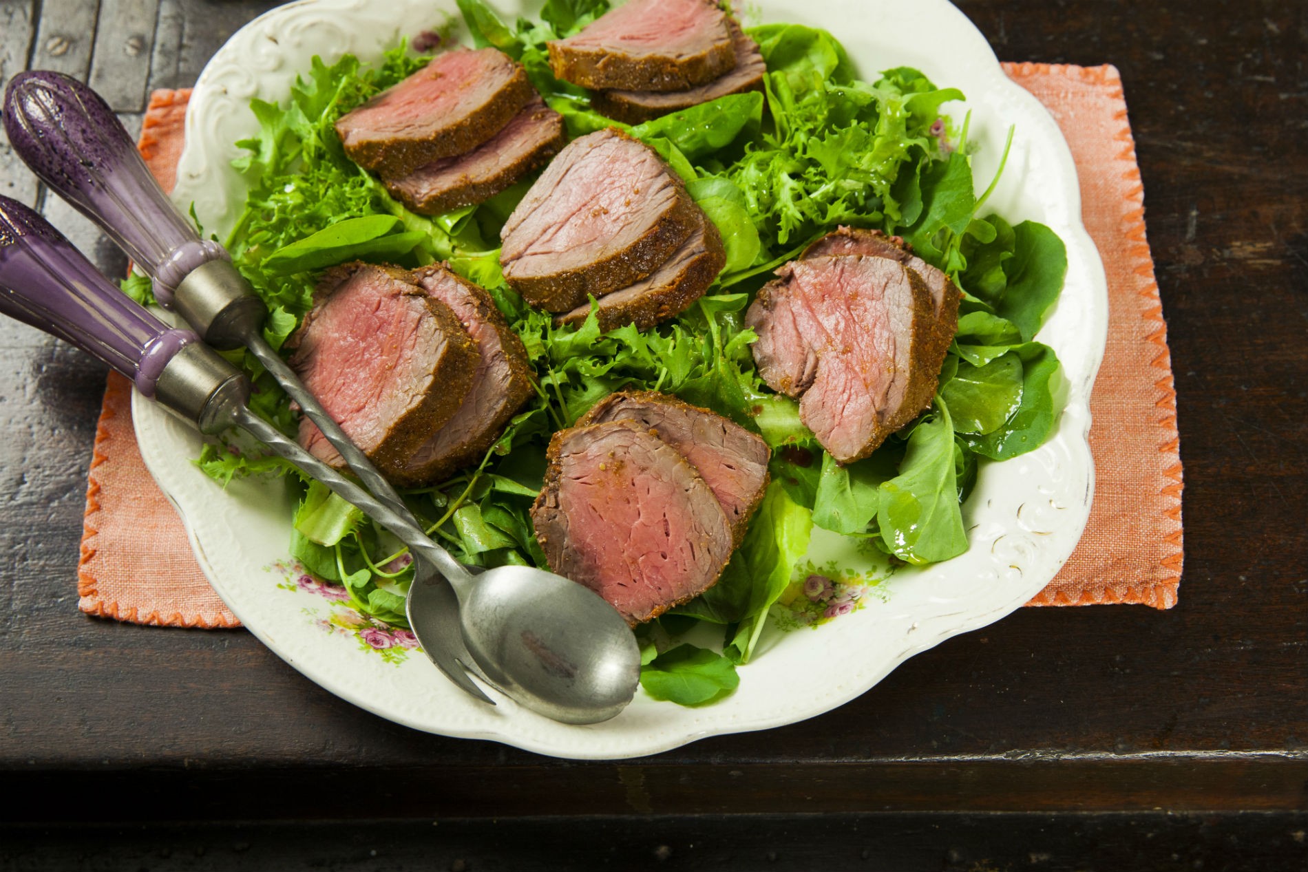 Cozinha prtica, episdio fil mignon, episdio 10, Rosbife com salada (Foto: Editora Panelinha/Gilberto Jr.)