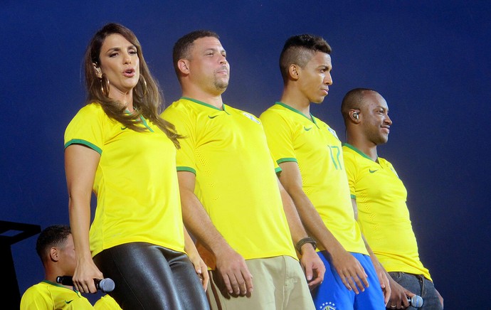 Ronaldo Ivete Sangalo Luiz Gustavo e Thiaguinho apresentação camisa Seleção (Foto: Cintia Barlem)