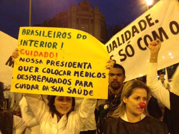Muitos manifestantes levavam cartazes e usavam nariz de palhaço (Foto: Raquel Freitas/G1)