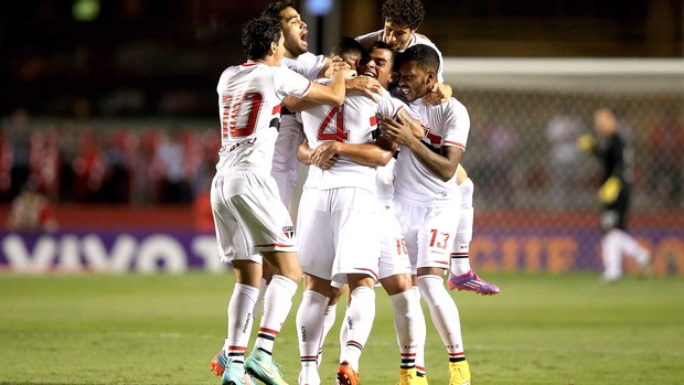 Maicon comemora gol do São Paulo contra o Atlético-Pr (Foto: Getty Images)