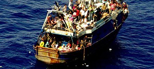 barco-imigrantes Imigrantes bloqueados protestam na fronteira entre Grécia e Macedônia