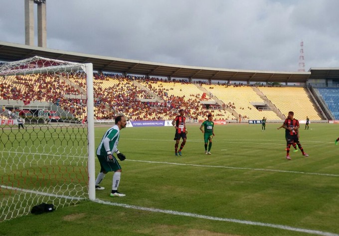 Cordino apostava em jogadas individuais, mas defesa do Moto estava bem sóbria (Foto: Afonso Diniz / GloboEsporte.com) Cordino apostava em jogadas individuais, mas defesa do Moto estava bem sóbria (Foto: Afonso Diniz / GloboEsporte.com)