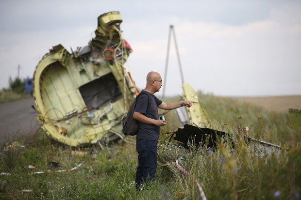 Especialista malaio é visto no local da queda do avião da Malaysia Airlines nesta terça-feira (22) no leste da Ucrânia  (Foto: Maxim Zmeyev/Reuters)