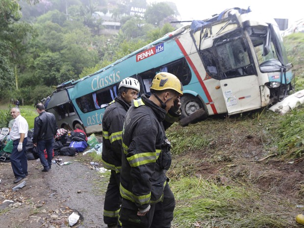 acidente ônibus régis bittencourt (Foto: Nelson Antoine/FotoArena/Estadão Conteúdo)