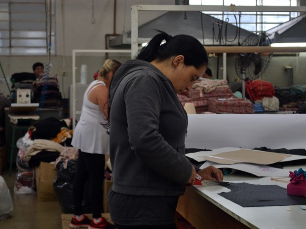 Além da persistência, empresários procurarm imprimir um estilo próprio, com trabalhos manuais, nas peças em malhas de tricô; Jacutinga, MG (Foto: Daniela Ayres/ G1) Além da persistência, empresários procurarm imprimir um estilo próprio, com trabalhos manuais, nas peças em malhas de tricô; Jacutinga, MG (Foto: Daniela Ayres/ G1)