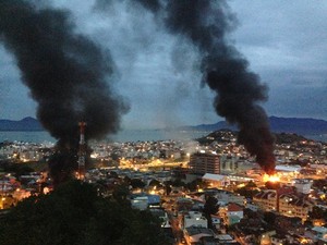Dois ônibus foram destruídos por fogo (Foto: Eliandro Venturini/Divulgação)