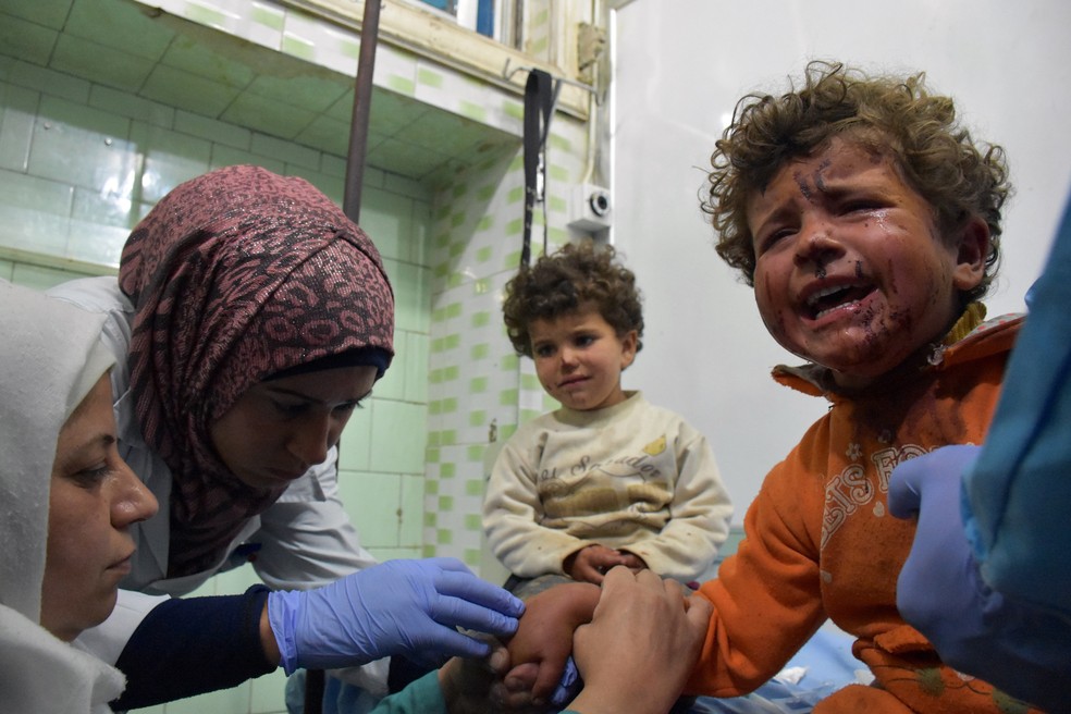 Crianças feridas recebem tratamento em Aleppo; pelo menos 68 teriam morrido em ataque no sábado (Foto: George Ourfalian / AFP)