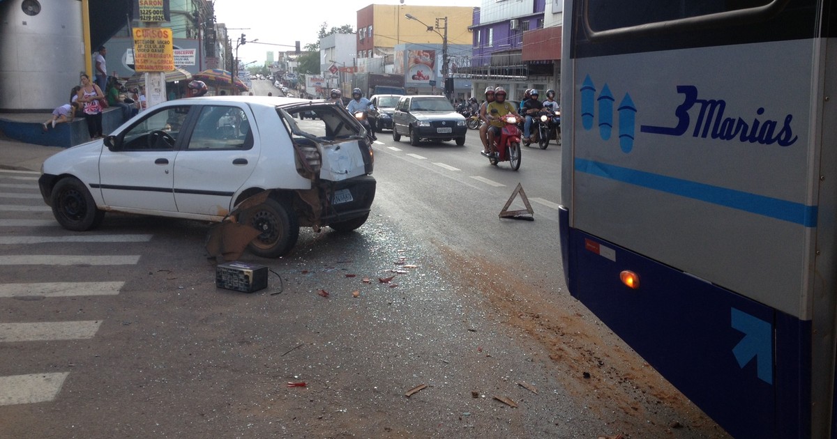 G Carro Desce Ladeira Em Avenida E Bate Em Nibus Em Porto Velho