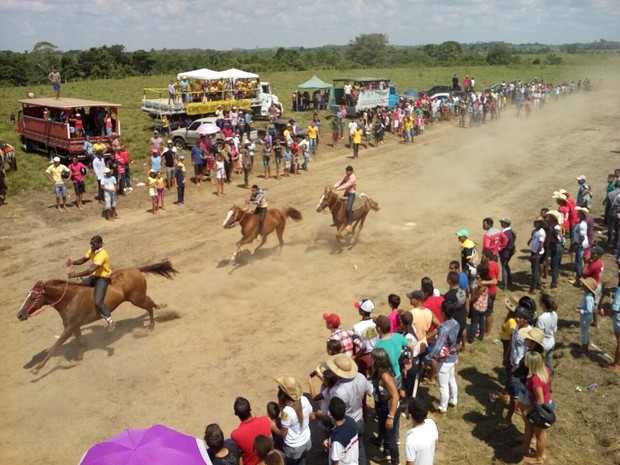 cavalgada no interior do Acre atrai multidão (Foto: Orleildo Bussons/Arquivo Pessoal)