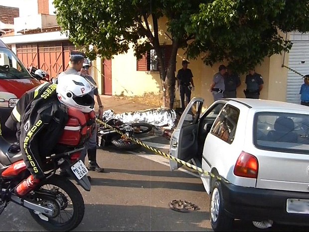 G1 Colisão entre carro e moto mata jovem de 21 anos em Franca SP