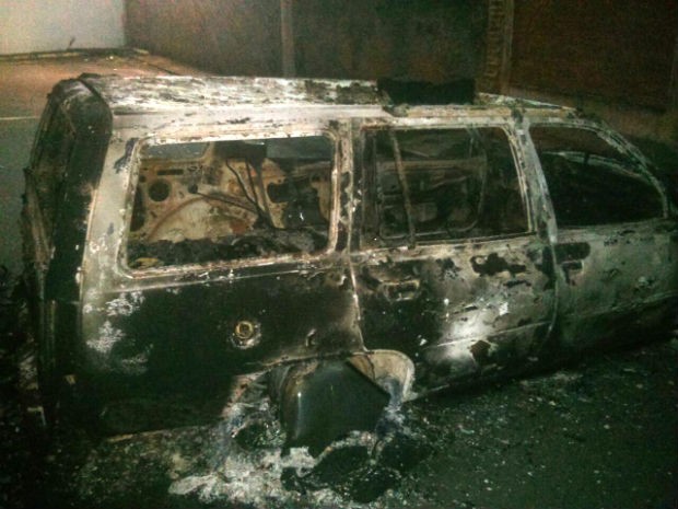 Carro pegou fogo durante a madrugada desta segunda-feira no Centro de Porto Feliz (Foto: TEM Você/Edgar Rando)