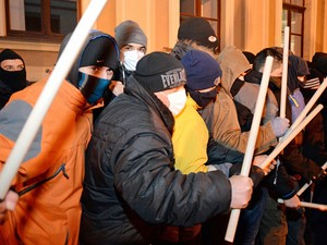 Manifestantes fazem unidade de autodefesa após confrontos na Ucrânia (Foto: Vasily Maximov/AFP)