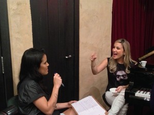 Claudia Leitte e Ju Moraes gravam DVD (Foto: Tv Globo/ The Voice Brasil)