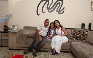 Rômulo Costa posa com a família (Foto: Marcos Serra Lima / EGO)