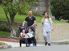 Drew Barrymore aparece de moletom e camisetão em passeio com filhas