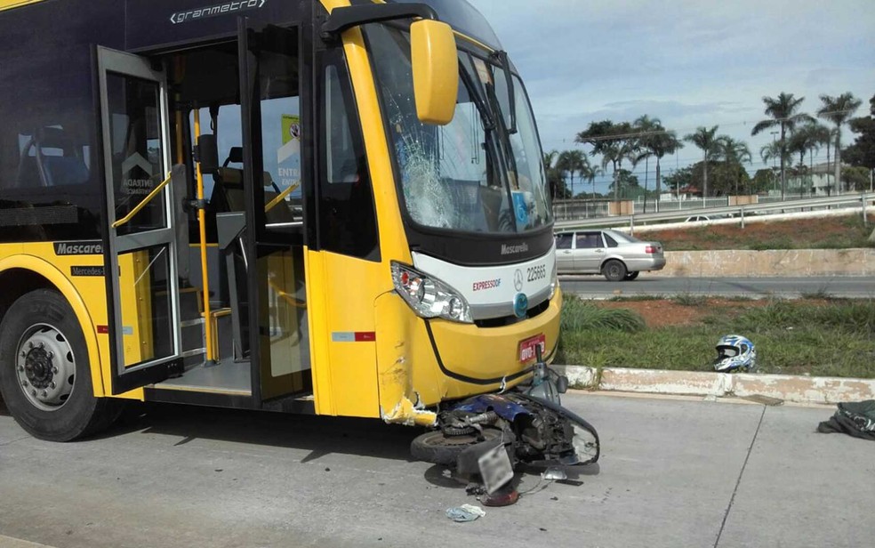 Ônibus do BRT e moto envolvidos em acidente perto do Catetinho, em Brasília (Foto: Graziele Frederico/G1)