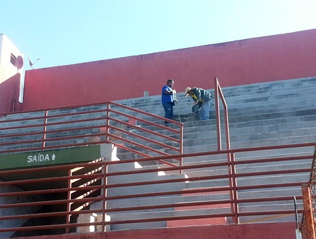 Reforma do estádio Waldemar Teixeira de Faria, conhecido como Farião, do Guarani-MG (Foto: Marina Alves)
