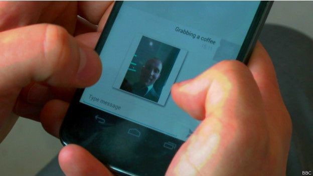 Programa também permite tirar fotos sem que dono do celular tenha conhecimento (Foto: BBC)