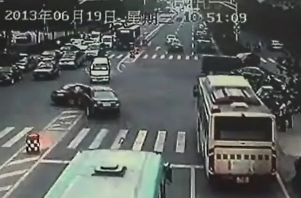 Pai e filho protagonizam perseguição e colisão de carros na China (Foto: BBC)