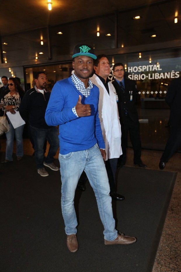 Thiaguinho saindo do hospital (Foto: Leo Franco / Agnews)