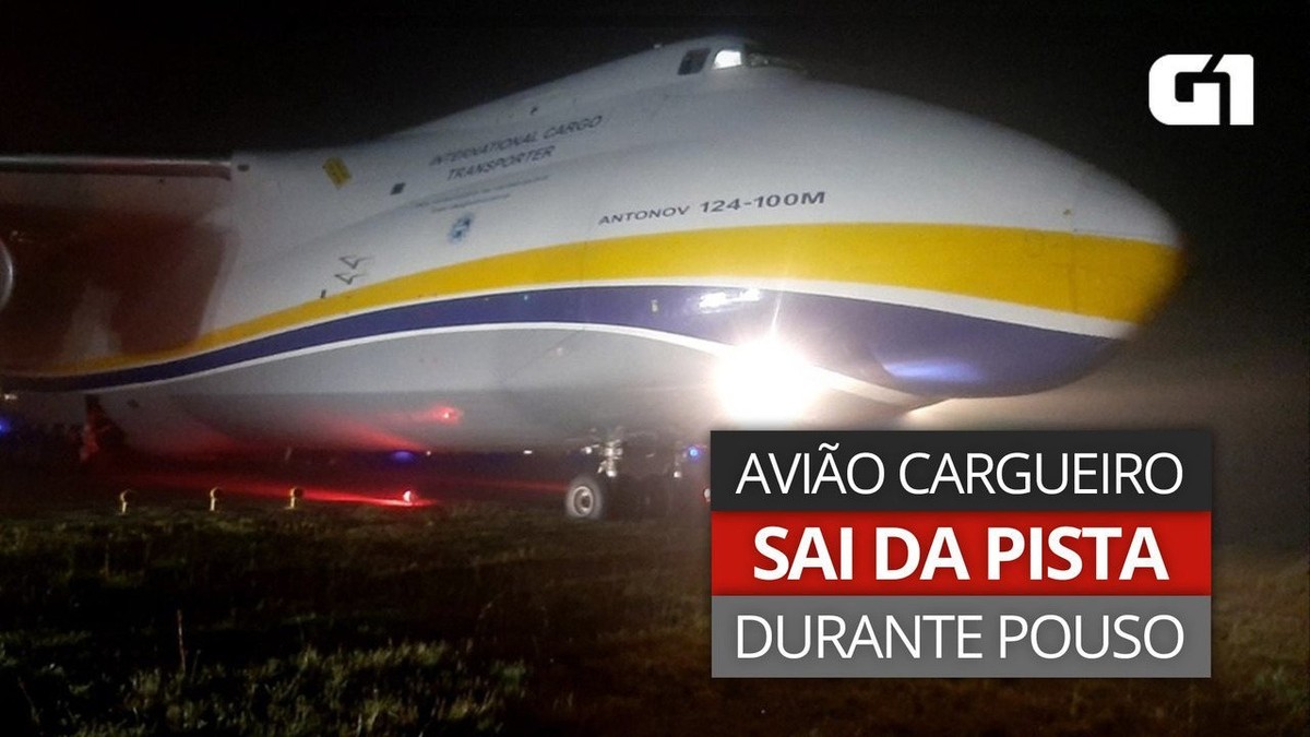 Avião cargueiro sai da pista ao pousar no Aeroporto de Guarulhos na