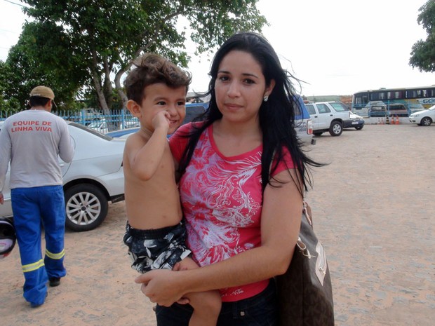 Ana Paula e o filho de dois anos saíram ilesos de acidente que matou 13 pessoas na BR-110, na Bahia (Foto: Henrique Mendes/G1)