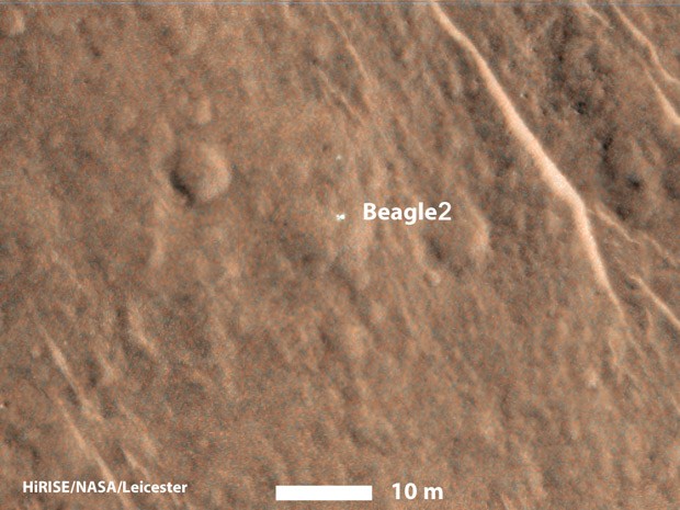   Imagem da superfcie de Marte feita pelo satlite Mars Reconnaissance Orbiter mostra um objeto brilhante reconhecido como a sonda britnica Beagle 2, sumida em 2003; imagem foi feita pela cmera HiRISE, do mdulo (Foto: NASA/JPL-Caltech/Univ. of Arizona/University of Leicester)