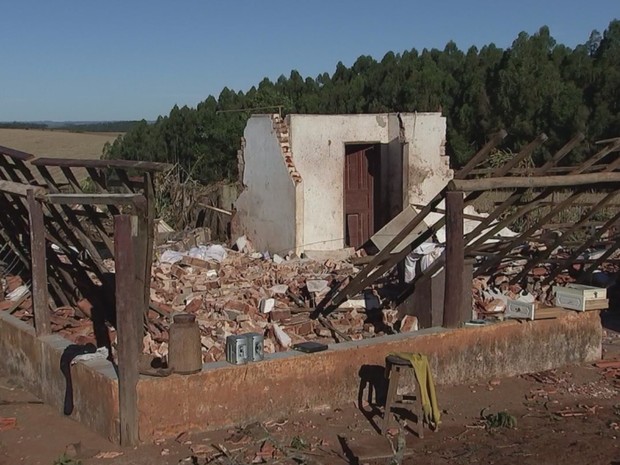 Casa de caseiro ficou destruída após vendaval em São Miguel Arcanjo (Foto: Reprodução/TVTEM) Casa de caseiro ficou destruída após vendaval em São Miguel Arcanjo (Foto: Reprodução/TVTEM)