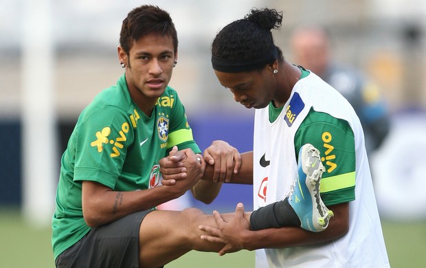 neymar ronaldinho treino seleção brasileira brasil (Foto: Mowa Press)