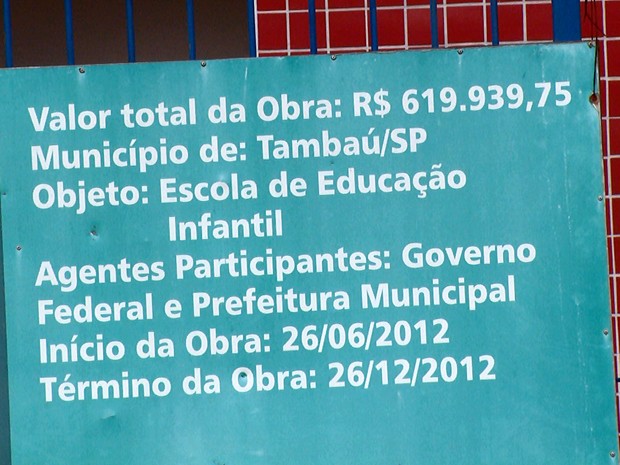 Placa de obra em Tambaú que deveria ser entregue em dezembro de 2012 (Foto: Eder Ribeiro/EPTV)