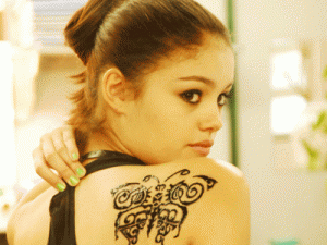 Sophie em 2008 caracterizada com tatuagem de henna (Foto: Reprodução/internet)