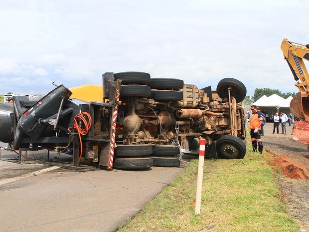 Caminhão atingiu carro usado por comitiva do governador Geraldo Alckmin (Foto: Denny Cesare / Código 19)