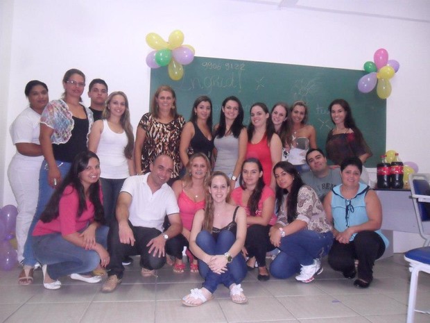 Amigos da faculdade fizeram uma festa surpresa para Ingrid, depois de sair do hospital (Foto: Arquivo Pessoal)