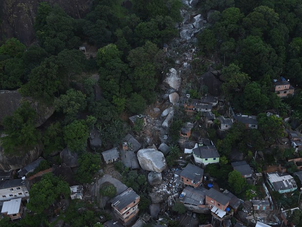Área onde pedra rolou e atingiu casas em Vila Velha (Foto: Fred Loureiro/ Secom-ES)