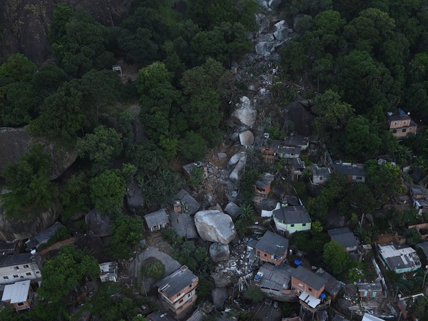 Ãrea onde pedra rolou e atingiu casas em Vila Velha (Foto: Fred Loureiro/ Secom-ES)