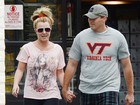 Com o queixo machucado, Britney Spears passeia com o namorado
