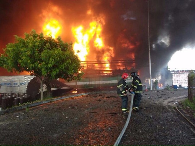 Bombeiros tentam controlar incêndio na Chesf (Foto: Bombeiros/Divulgação)