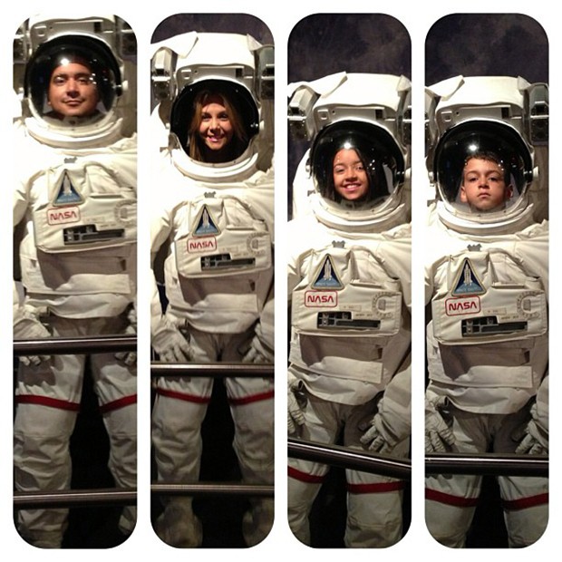 Carla Perez posta foto com a família em trajes de astronautas (Foto: Instagram / Reprodução)