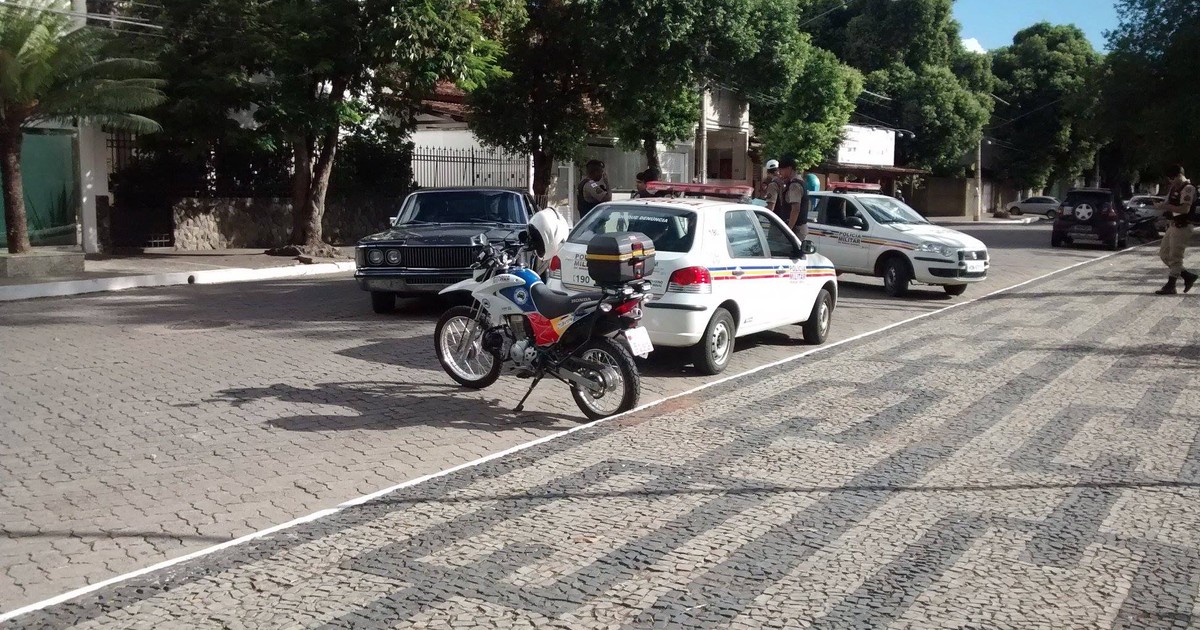 G1 Motorista em carro antigo tenta furar bloqueio e é preso em