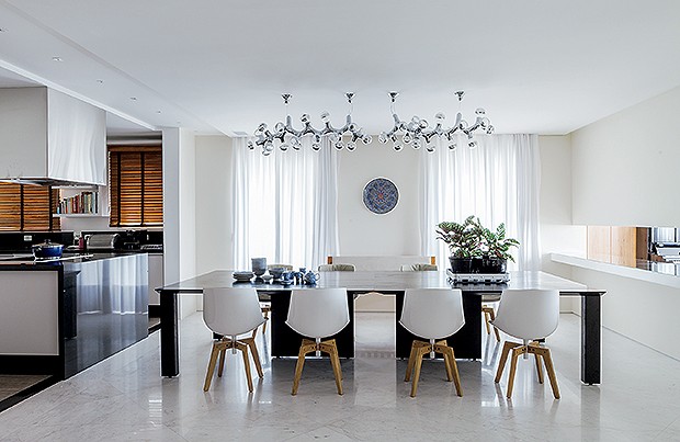Sala de Jantar: unidas, as mesas de carvalho ebanizado acomodam mais convidados. Fruteira, da Alessi, na Benedixt, com vasos, da L’Oeil. Cadeiras Flow, da Montenapoleone. Luminária da Fas, à venda na Onlight (Foto: Lufe Gomes) Sala de Jantar: unidas, as mesas de carvalho ebanizado acomodam mais convidados. Fruteira, da Alessi, na Benedixt, com vasos, da L’Oeil. Cadeiras Flow, da Montenapoleone. Luminária da Fas, à venda na Onlight (Foto: Lufe Gomes)