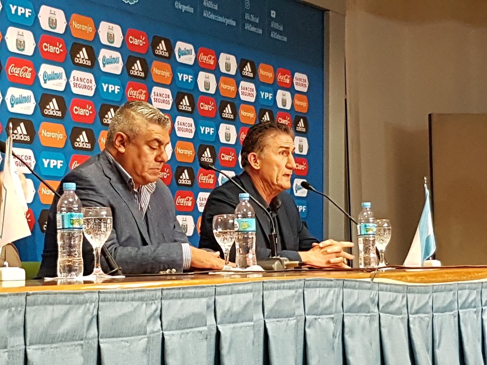 Ao lado de dirigentes da AFA, Bauza se despede da seleção argentina após apenas 250 dias no comando do time (Foto: Divulgação)