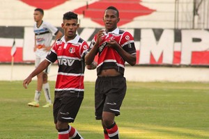Robinho comemora gol da vit&oacute;ria do Santa Cruz no sub-20 (Foto: Rodrigo Baltar / Santa Cruz)