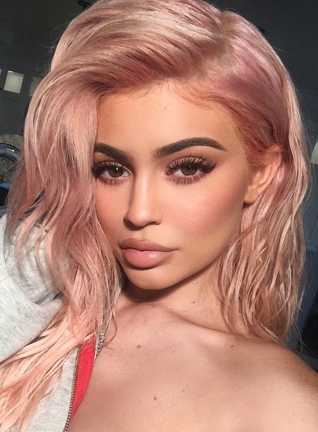 Ego Colorista Ensina A Pintar Os Cabelos De Rosa Como Fiorella Mattheis Noticias De Beleza Kawaii / lindo pastel piruletas pendientes kawaii caramelo caramelo dulces dulces punk rosa azul púrpura brillo ver a través del aro del festival forma corazón. ego globo