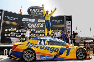Em pista de asfalto abrasivo, Thiago Camilo vence e embola o campeonato da Stock Car (Fernanda Freixosa / Stock Car)