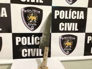 Segundo polícia, suspeito lambeu faca usada no crime (Foto: Divulgação/Polícia Civil)